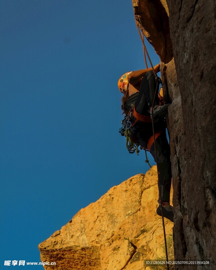 攀岩者挑战陡峭岩壁