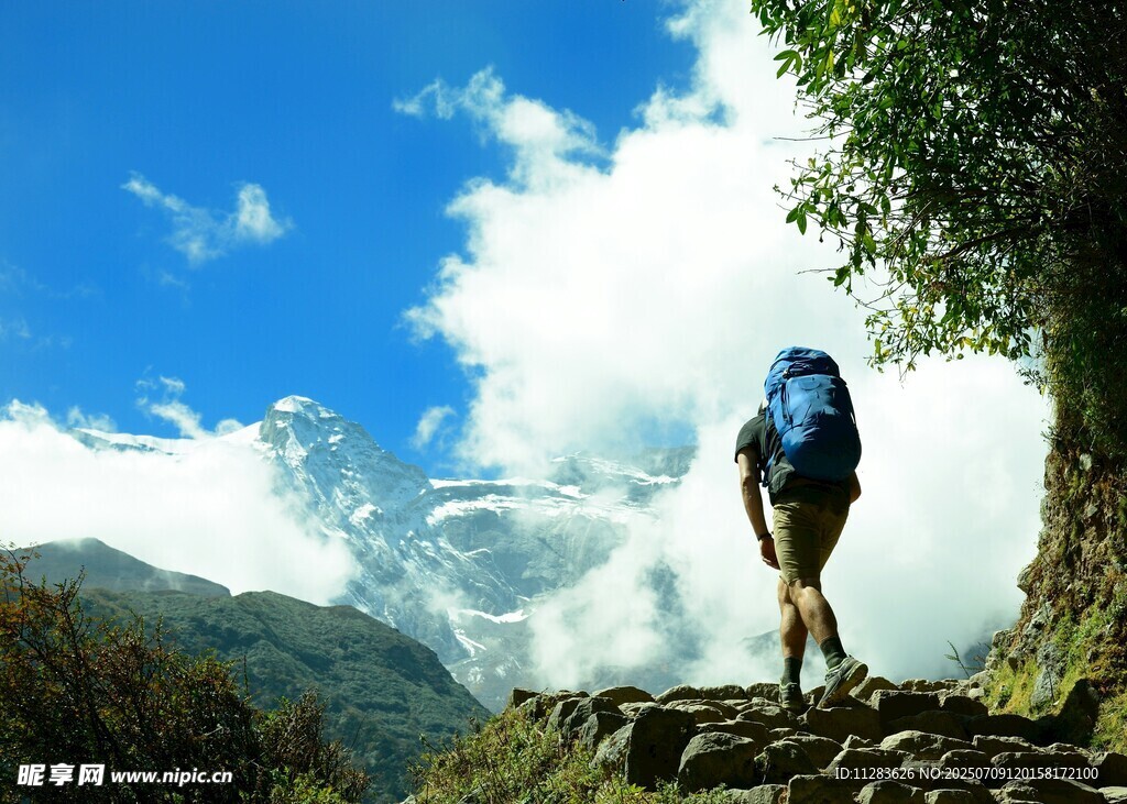 徒步者攀登于山间美景中