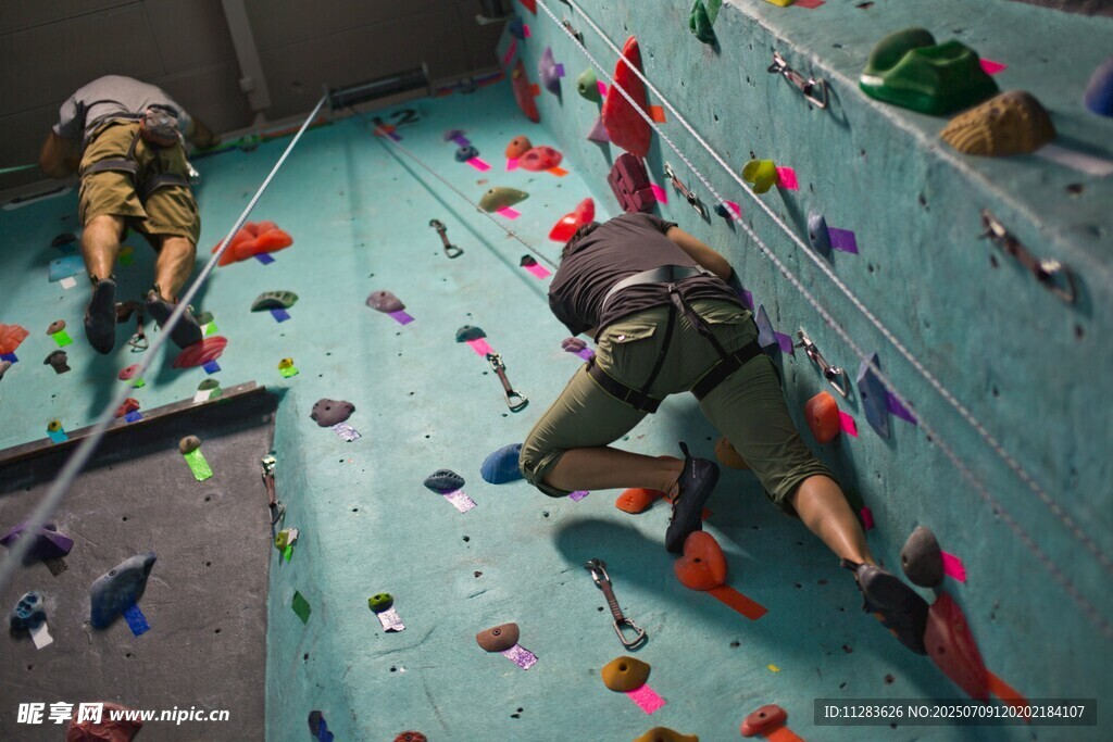 室内攀岩者专注攀爬瞬间