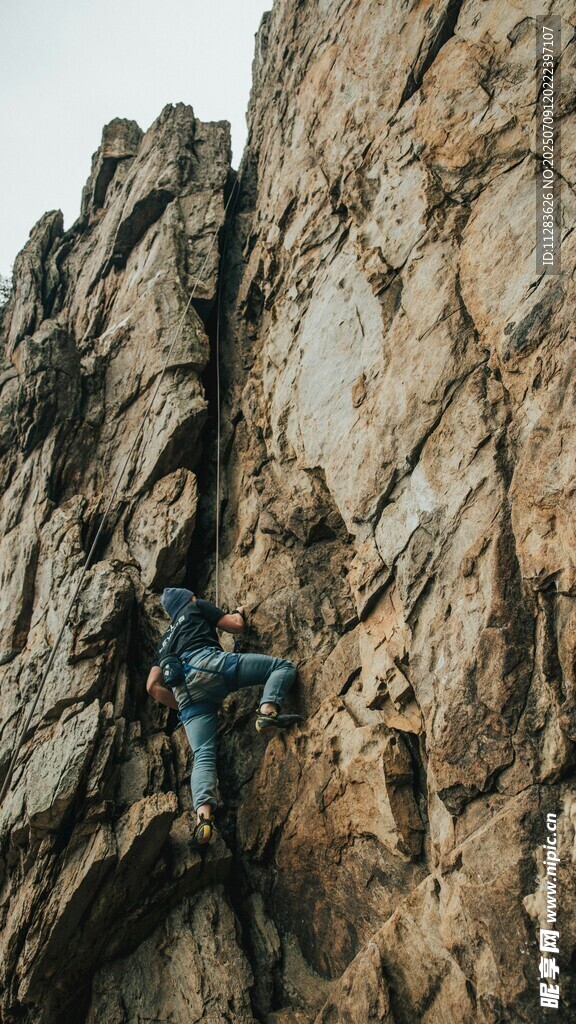 攀岩者挑战陡峭岩壁