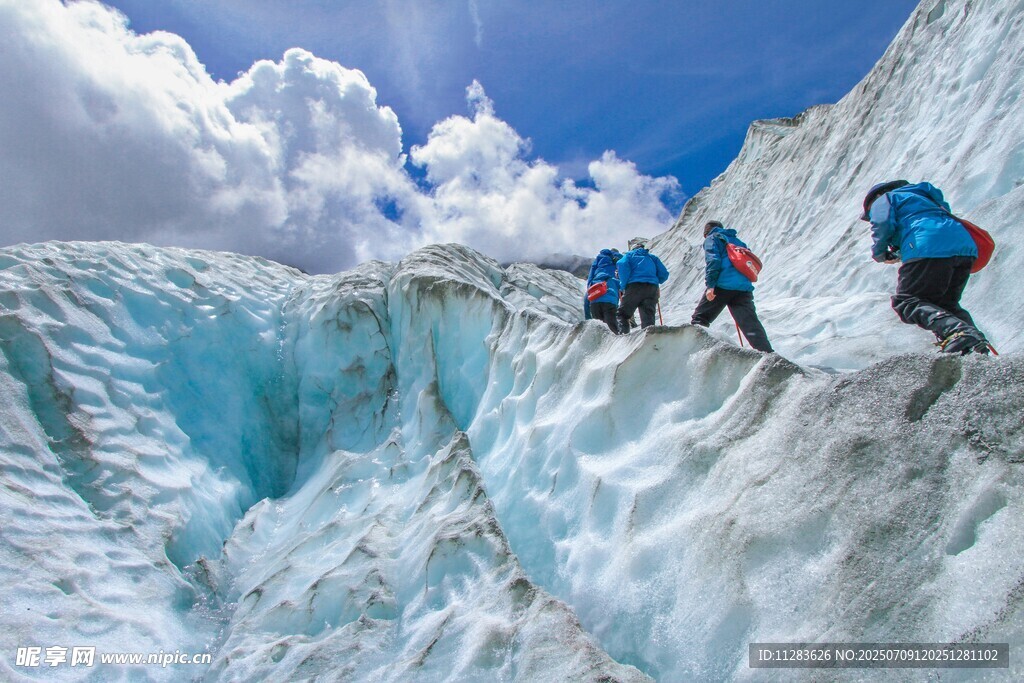 攀登冰川的探险者