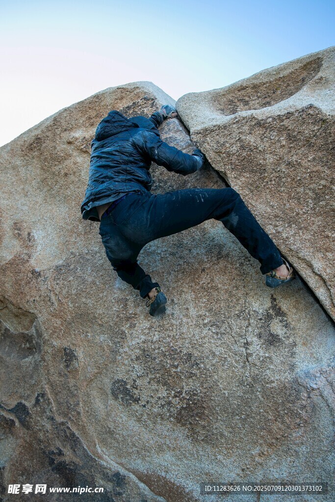 攀岩者专注攀爬岩石