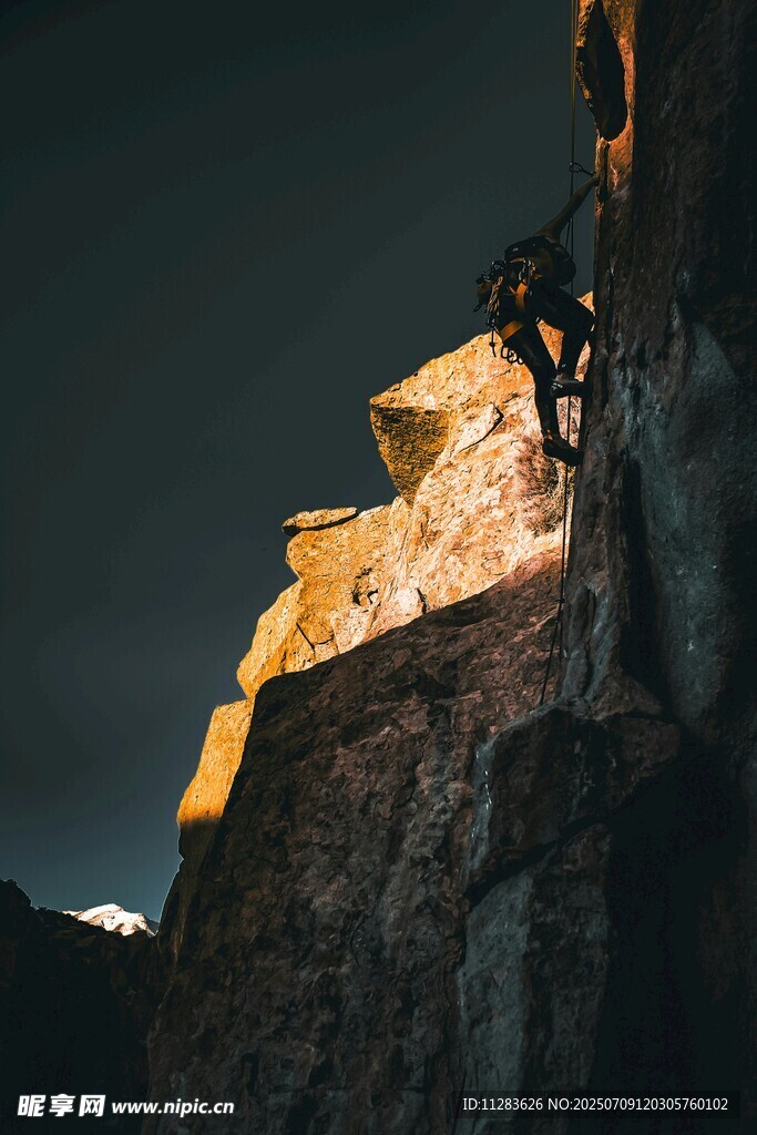 夜间攀岩者挑战陡峭岩壁