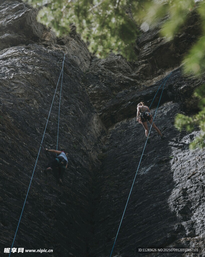 户外攀岩者挑战陡峭岩壁