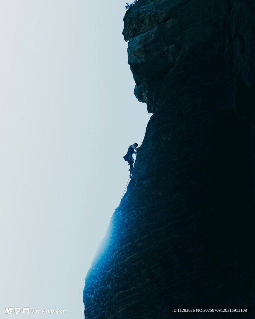 攀岩者挑战陡峭悬崖