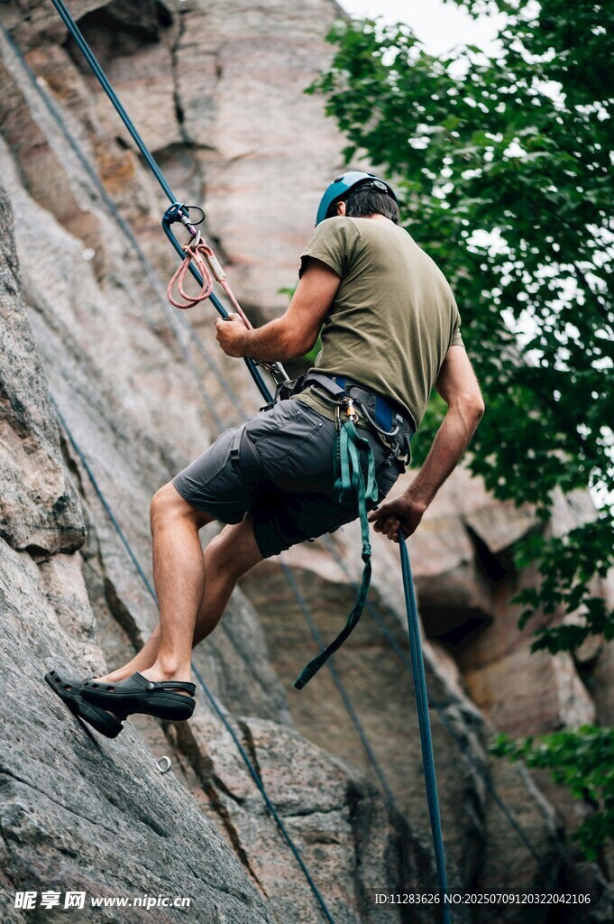 男子户外攀岩英姿
