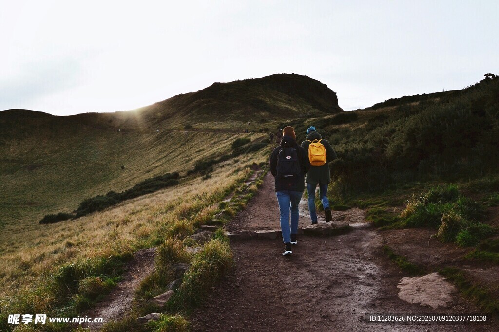 山间徒步者的前行之路