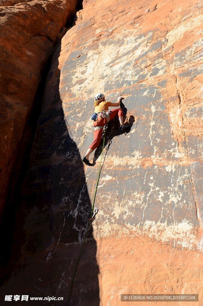 攀岩者挑战陡峭岩壁