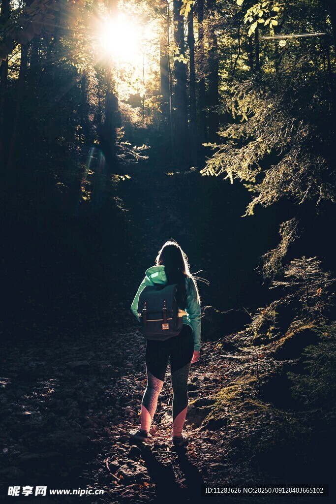 森林中徒步的背包旅行者