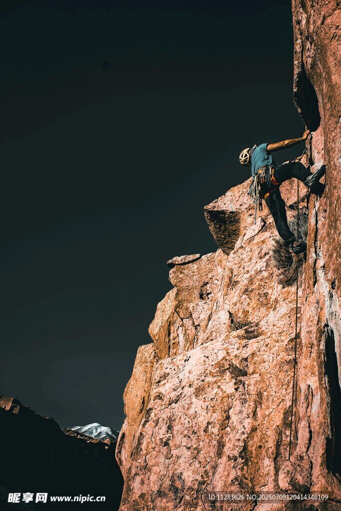攀岩者在峭壁上挑战自我