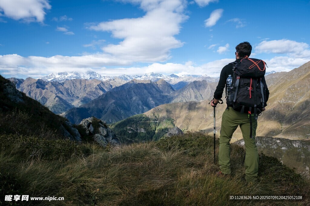 徒步者眺望壮丽山峦
