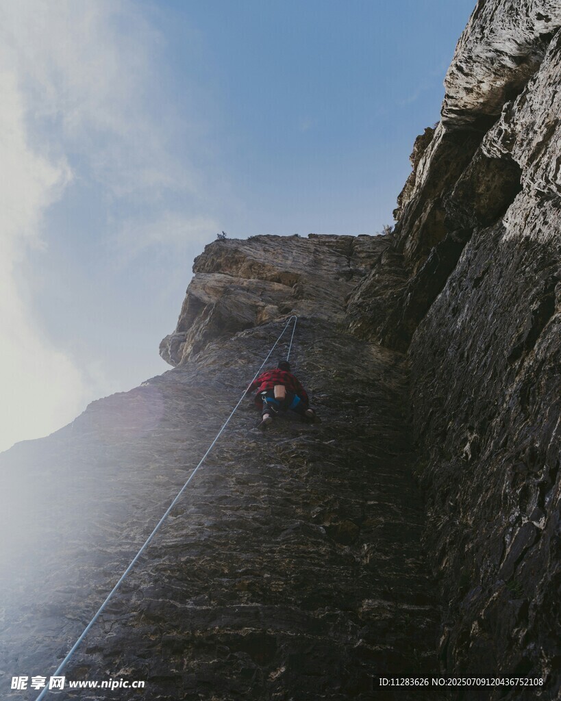 攀岩者挑战陡峭岩壁