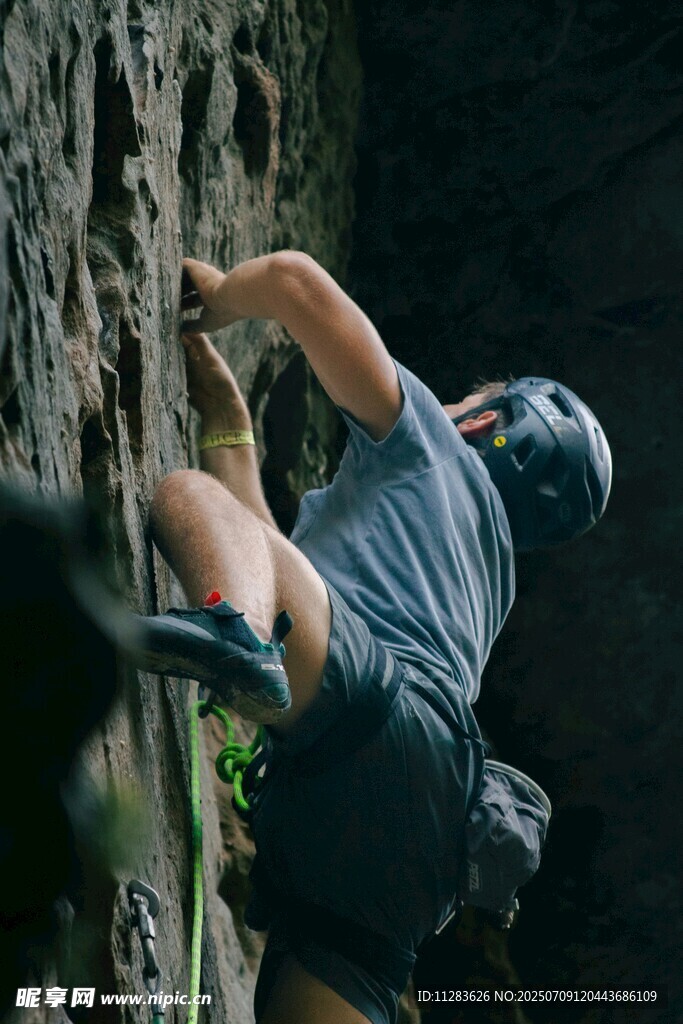 攀岩者专注攀爬峭壁