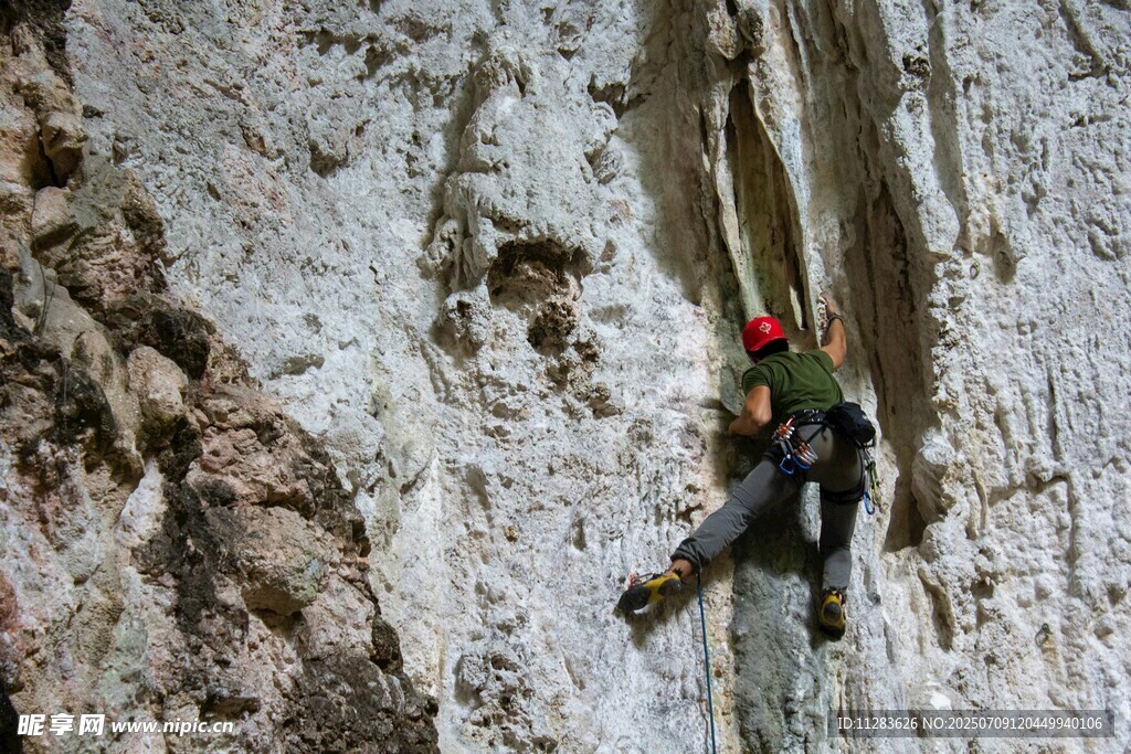 攀岩者挑战陡峭岩壁