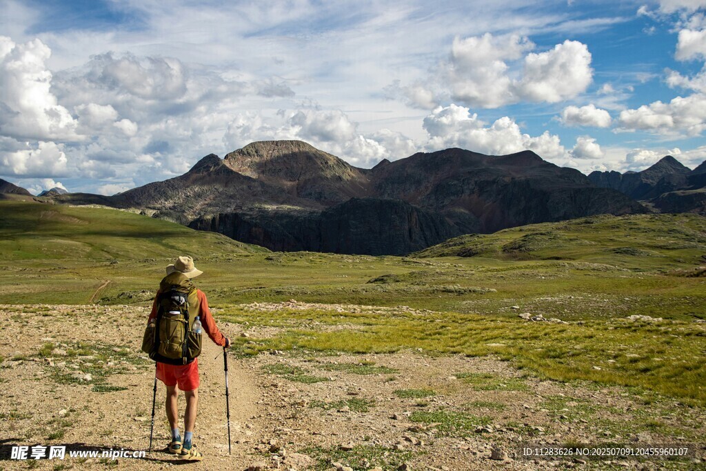 徒步者于旷野眺望远山