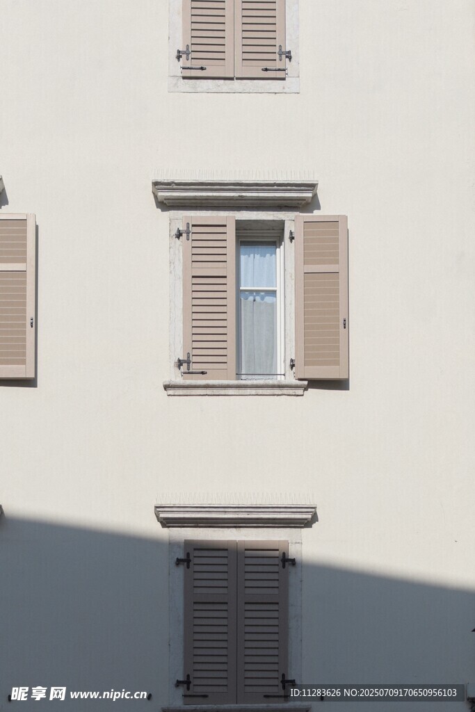 简约建筑的百叶窗窗户