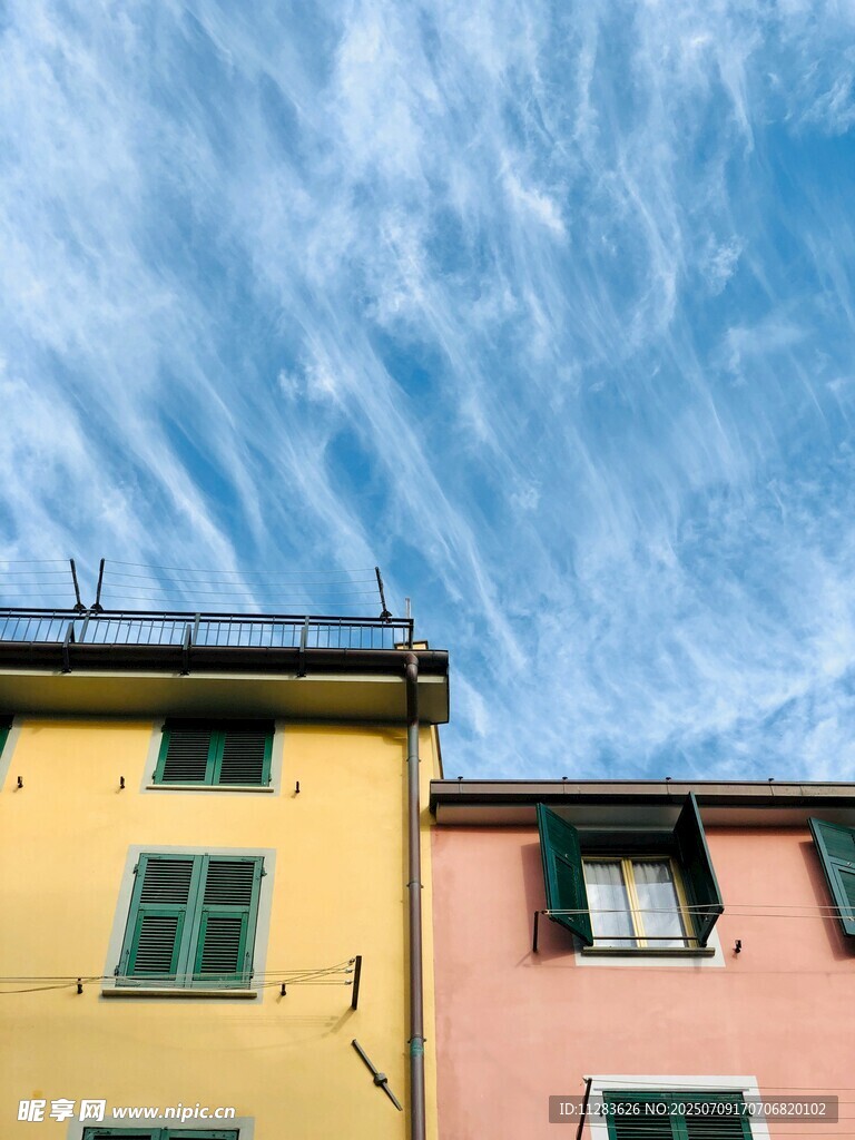 多彩房屋与蔚蓝天空