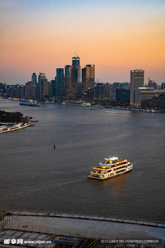 黄昏下的城市滨水风光