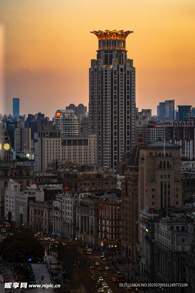 夕阳下的城市高楼景观