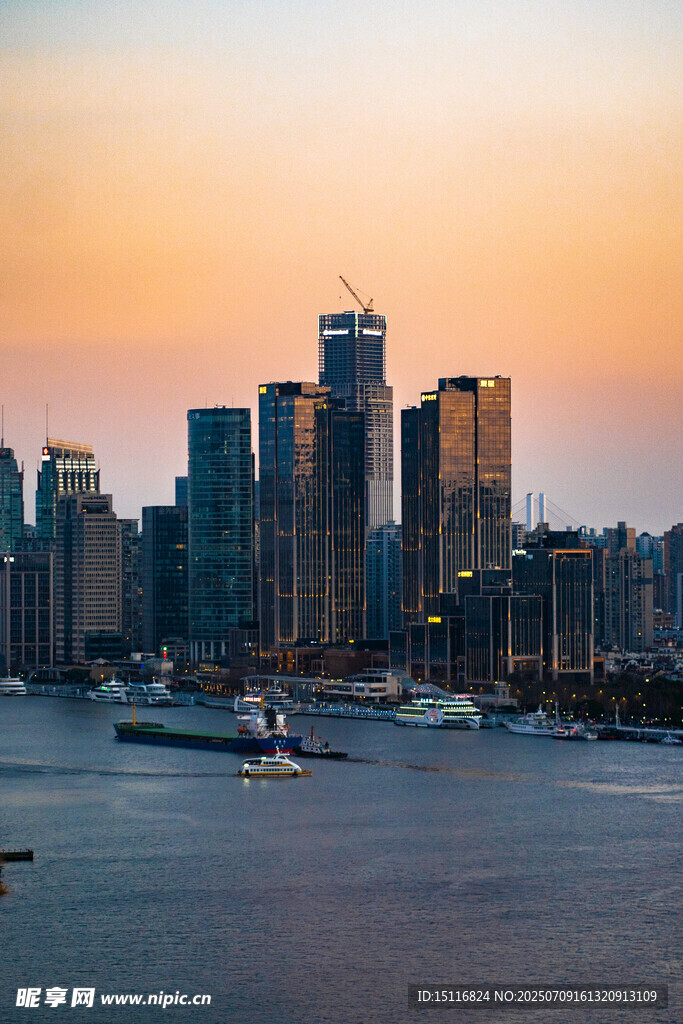 黄昏下的城市滨水天际线