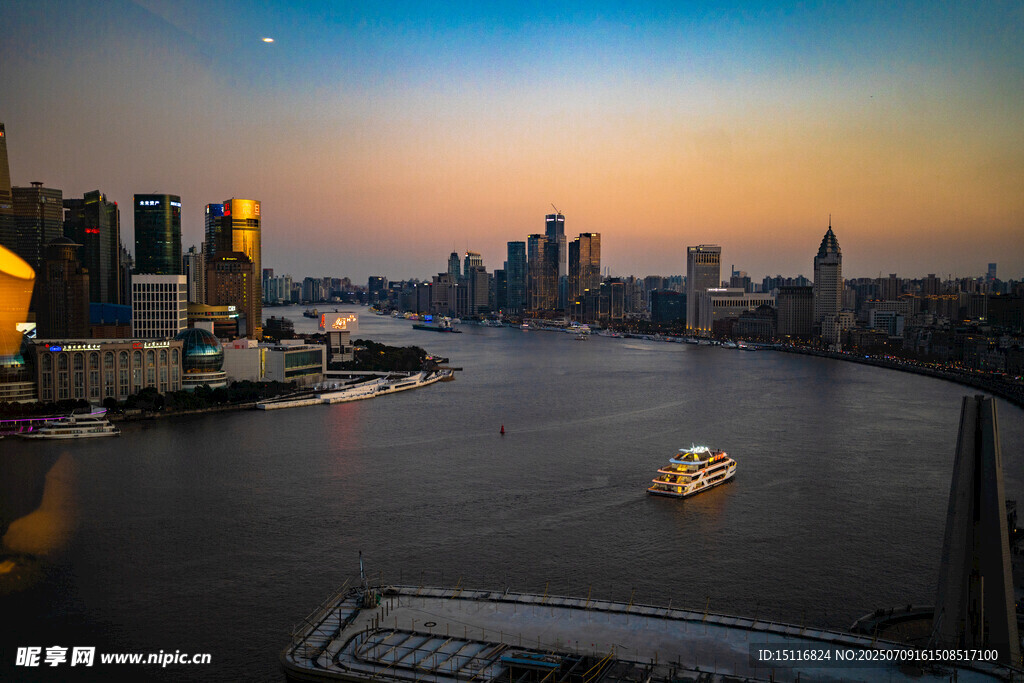 上海外滩黄昏城市天际线