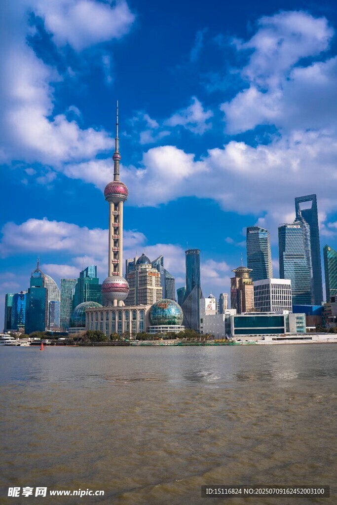 上海外滩繁华城市天际线