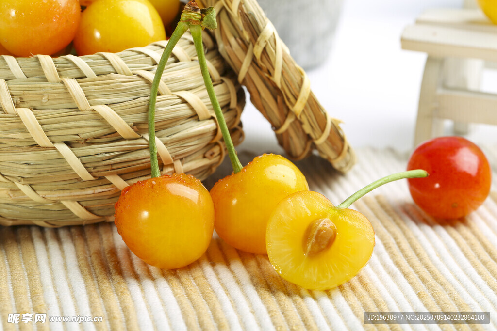 竹篮中鲜嫩的多彩樱桃