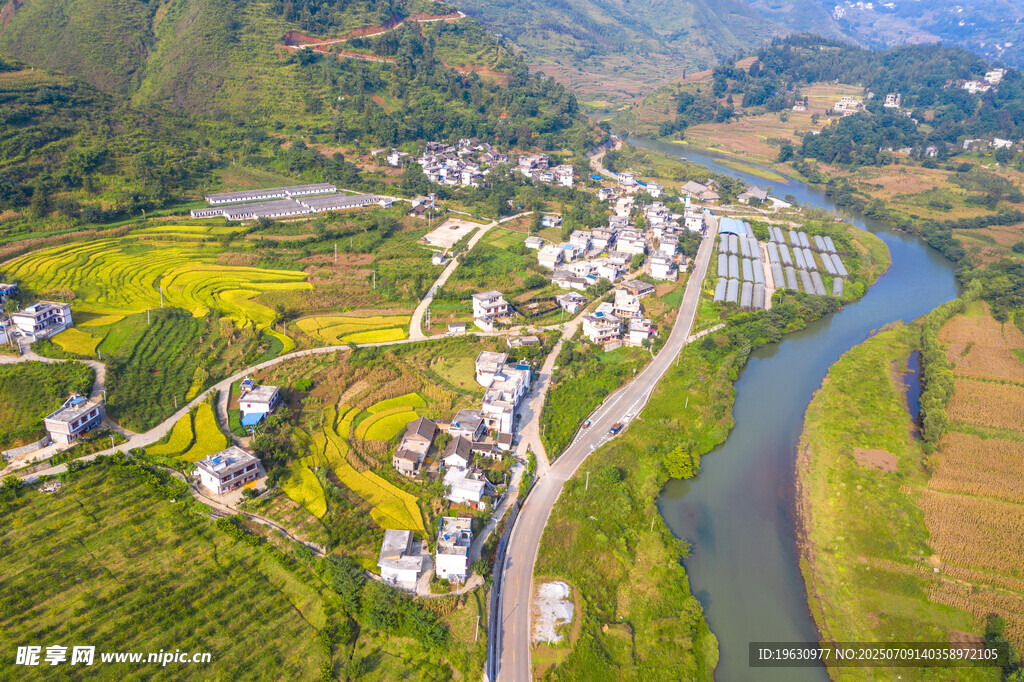 山间河畔美丽村落风光