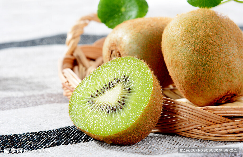 竹篮中的新鲜猕猴桃