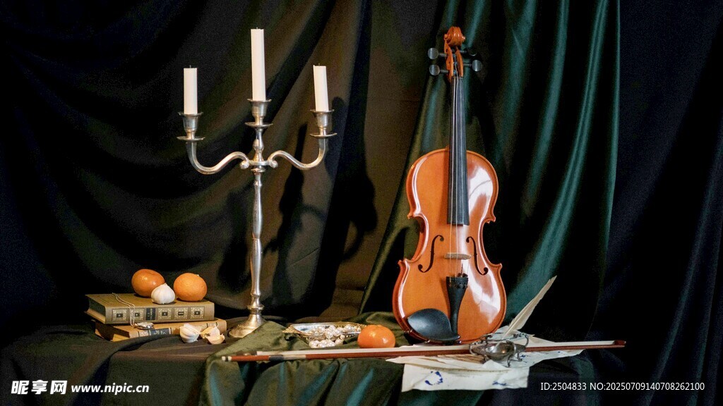 古典乐器与烛台静物组合