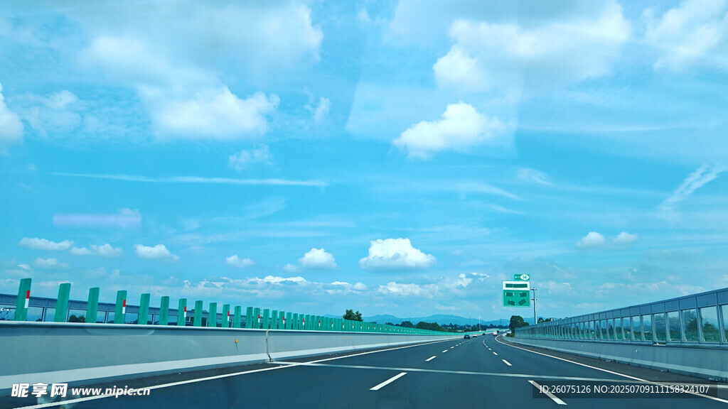 宽阔公路伸向蓝天白云