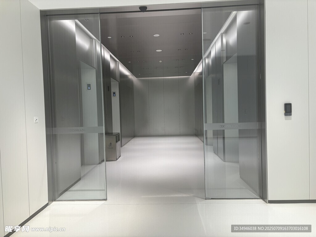 现代简约风格的宽敞电梯厅