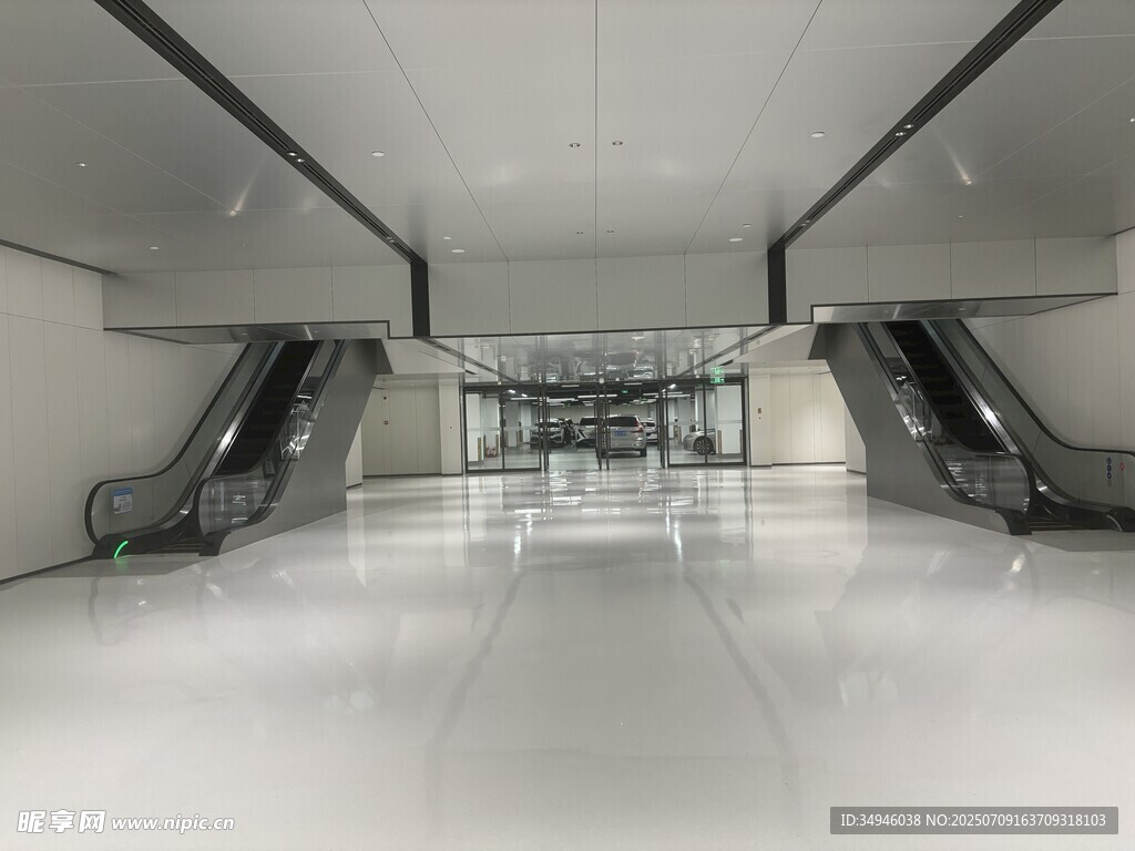 现代宽敞的自动扶梯大厅