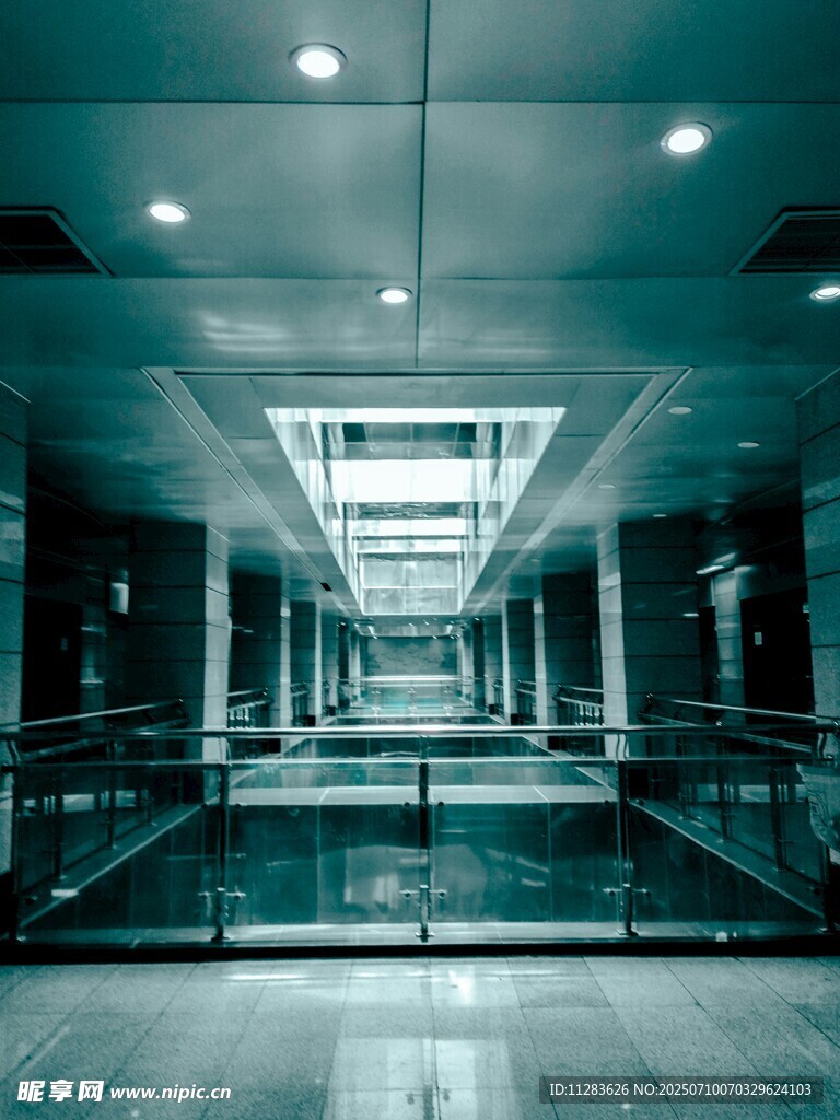 现代科技感的空旷走廊空间