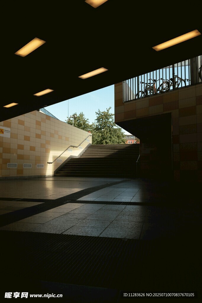 室内光影下的建筑空间