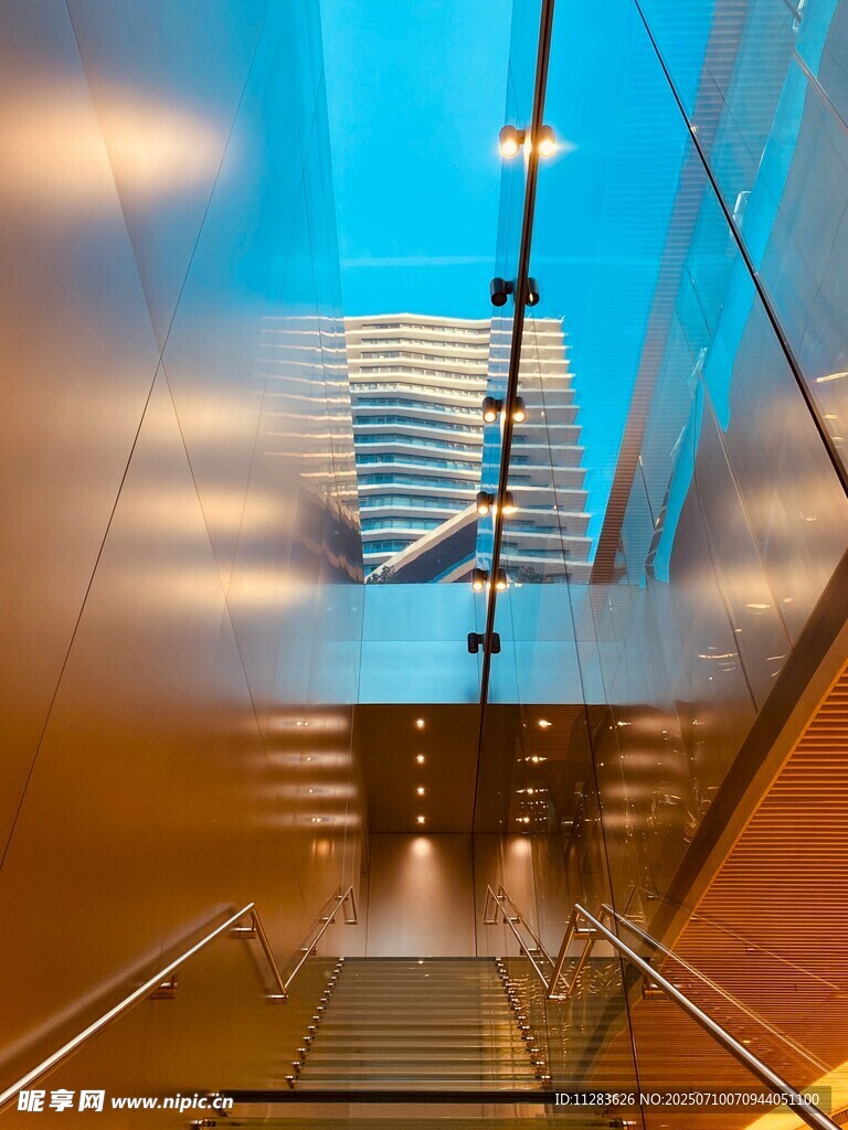 现代建筑内的明亮楼梯空间