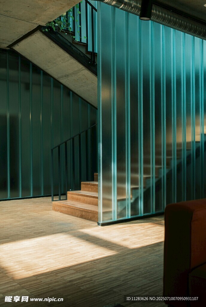 现代风格通透玻璃楼梯空间