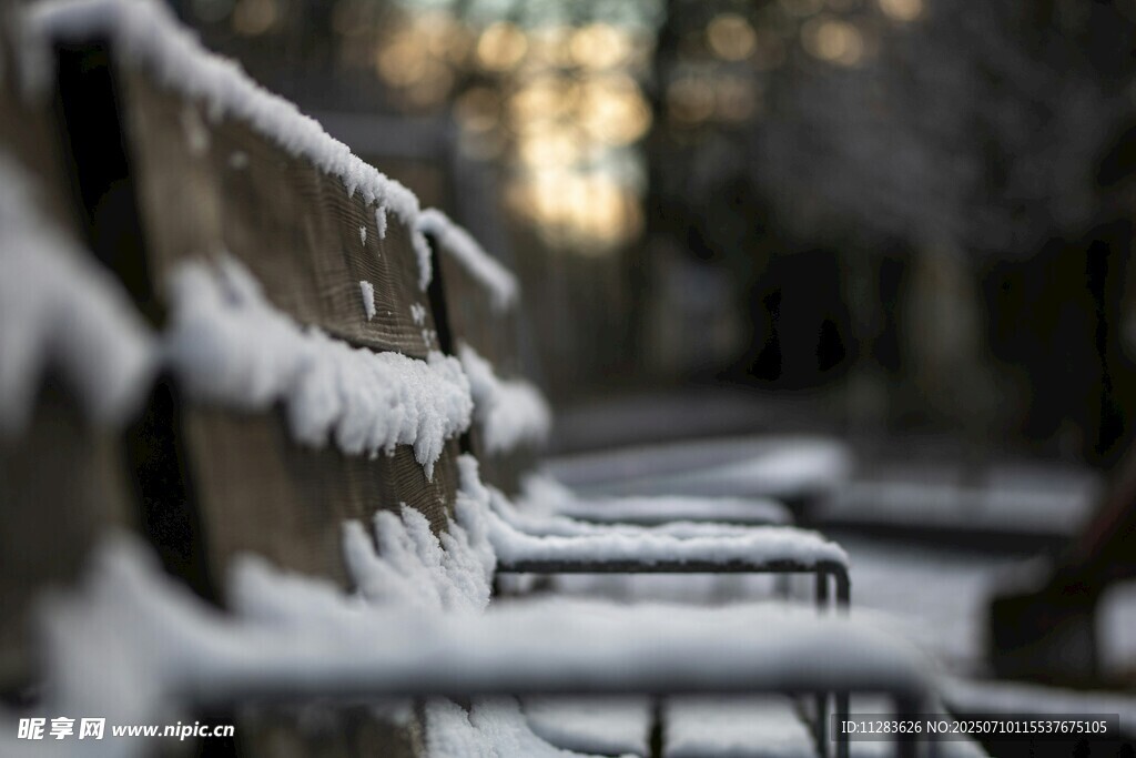 冬日覆雪的户外金属栏杆