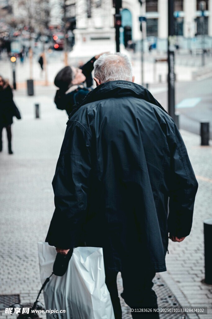 街头老人提袋独行