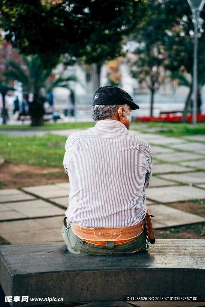 独坐石凳的沉思男子