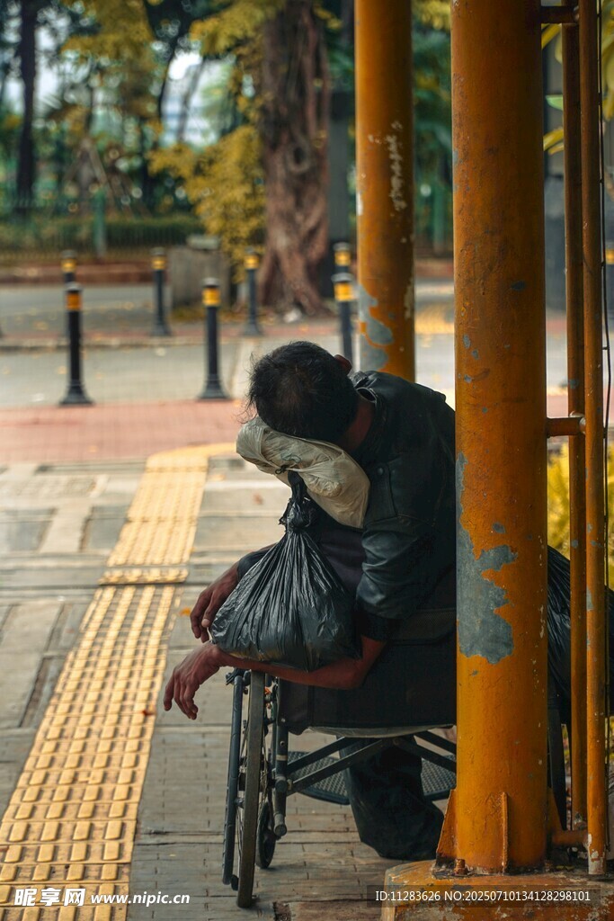 公园长椅上休憩的老人