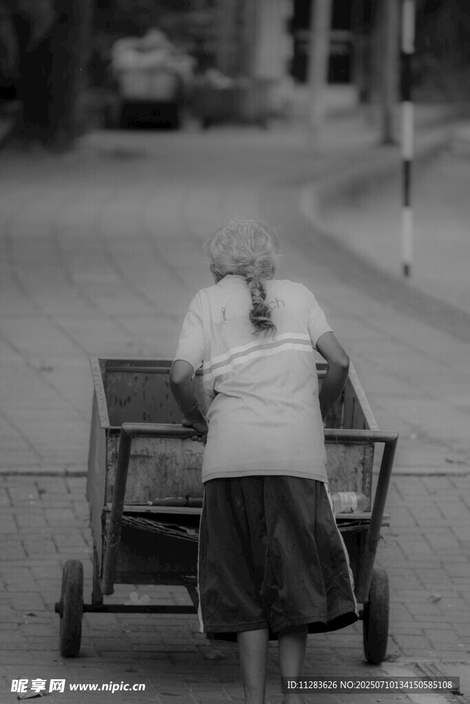 推着手推车的白发老人