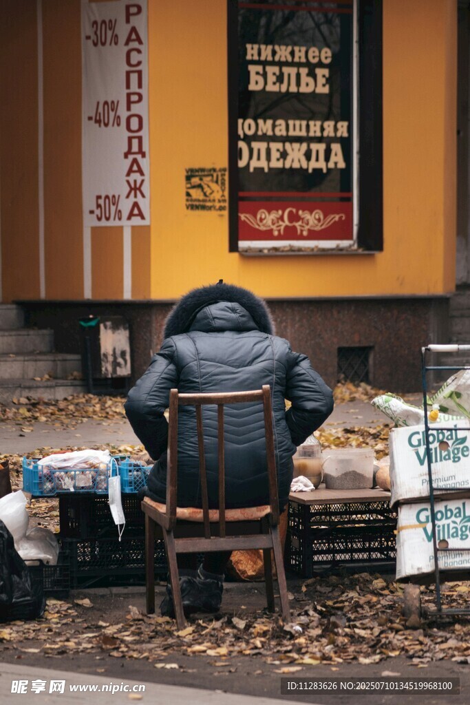 街头独坐的背包客