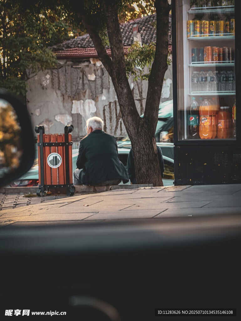 街边独坐老人