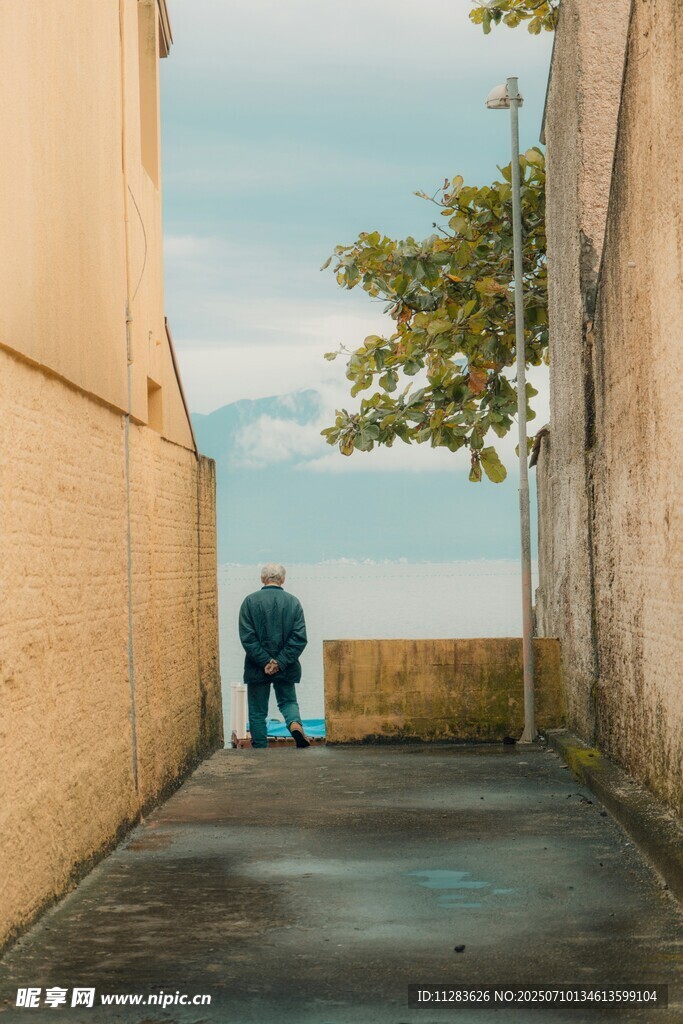 小巷中漫步的老人