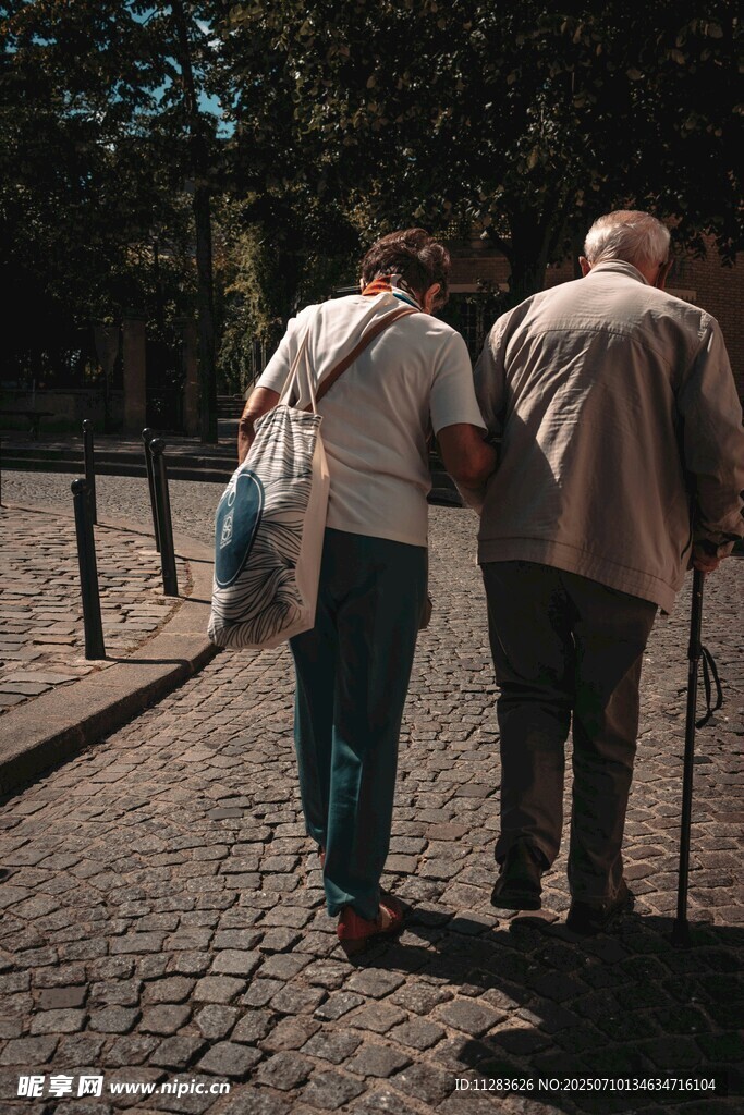 老夫妻携手漫步温馨瞬间
