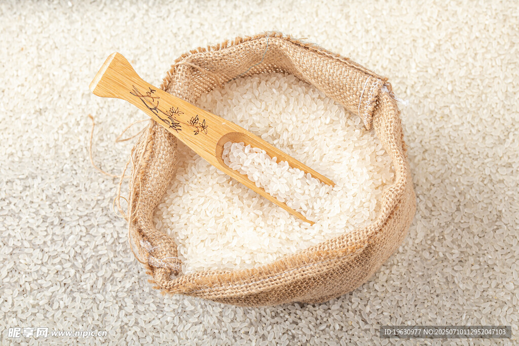 袋装大米与木铲特写