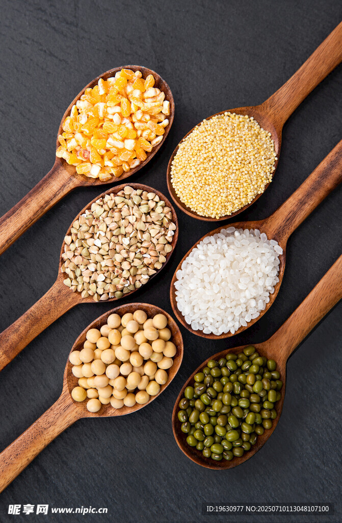 木勺上的多样谷物杂粮