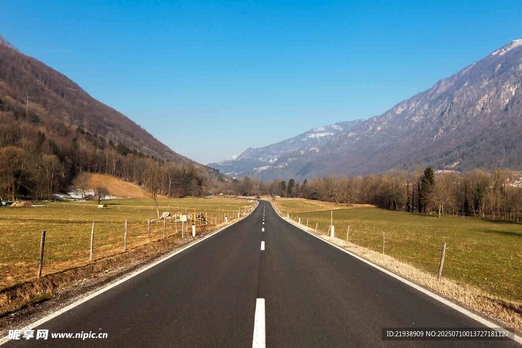 宽阔公路延伸至远山