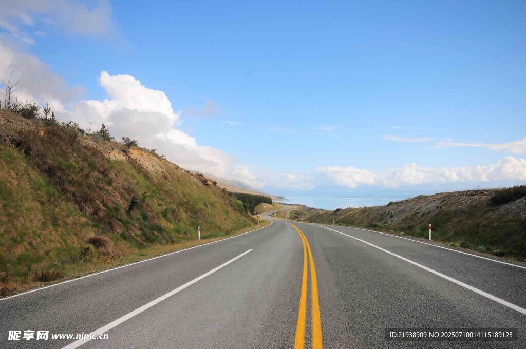 宽阔公路延伸向远方